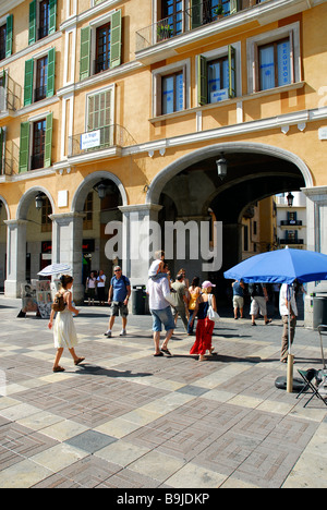 Quadrato con i turisti, porticati, Plaza, Placa Major, centro storico ciutat Antiga, Palma de Mallorca, Maiorca, Baleari ho Foto Stock