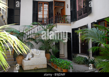 Cortile interno, Patio, museo Casa J. Torrents Lladó, un museo in un ex palazzo di città, centro storico della città di La Portella, Ci Foto Stock