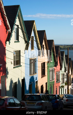 Un colorato fila di case conosciuto localmente come il mazzo di carte sono situati su una collina molto ripida in Cobh, nella contea di Cork, Irlanda Foto Stock