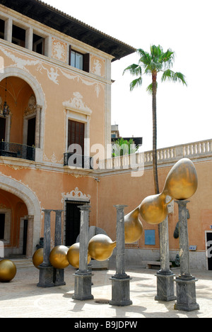 Terrazza con arte moderna nel marzo Palace, Palau Marzo, museo in un palazzo storico nel centro storico, Ciutat Antiga, Palma Foto Stock