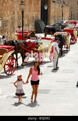 Carrozze trainate da cavalli alla cattedrale La Seu cattedrale nel centro storico, Ciutat Antiga, Palma de Maiorca, Baleari Isla Foto Stock