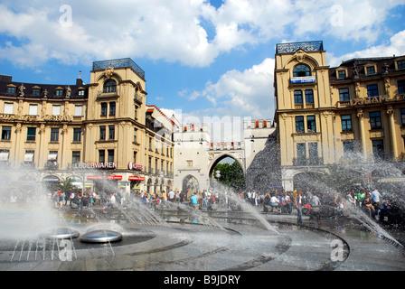 Fontana a Stachus, Karlsplatz in estate, nel retro la Karlstor gate o gate Neuhauser, City Center Monaco di Baviera, upp Foto Stock