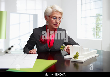 Femmina architetto senior al lavoro nel loft Foto Stock