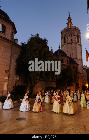 Falleras arrivano su Plaza de la Virgen con fiore di offerta per il tempo libero di Virgen de los Desamparados. Las Fallas Festival. Valencia. Spagna Foto Stock