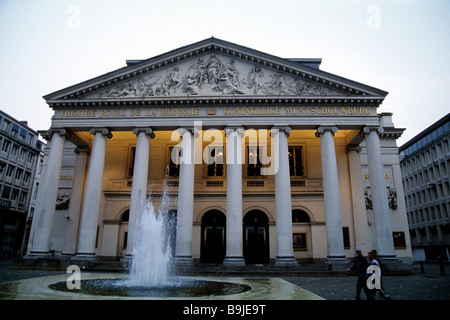 Theatre Royale de la Monnaie, Koninklijke Muntschouwburg, neo-classico della facciata principale con colonne, Place de la Monnaie, Muntplei Foto Stock