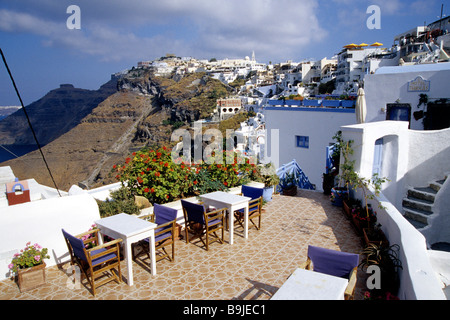 Fira, città capitale, con le sue case bianche in corrispondenza della nervatura del cratere del vulcano, vista della caldera, isola di Santorini, Thera o Foto Stock