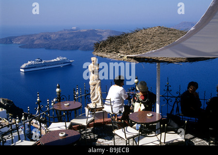 Bar Caffetteria Terrazza con vista sulla caldera, città capitale Fira in corrispondenza della nervatura del cratere del vulcano, isola di Santorini, Thera o Th Foto Stock