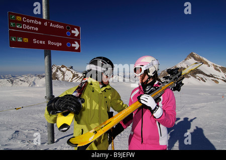 Sciatori sul Col du Pillon, regione sciistica Glacier 3000, Gstaad, Alpi occidentali, Oberland bernese, Svizzera, Europa Foto Stock