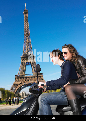 Matura sul ciclomotore in Parigi Foto Stock