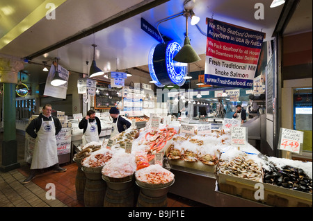 Tradizionale pescivendolo in Pike Place Market e il centro cittadino di Seattle, Washington, Stati Uniti d'America Foto Stock