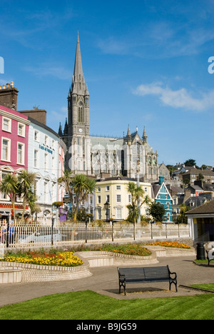 Cobh waterfront park con St Colman's Cathedral in background su un luminoso giorno di sole, County Cork, Irlanda Foto Stock