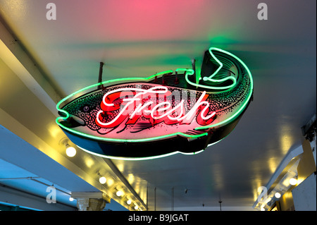 Segno per il pesce fresco in Pike Place Market e il centro cittadino di Seattle, Washington, Stati Uniti d'America Foto Stock