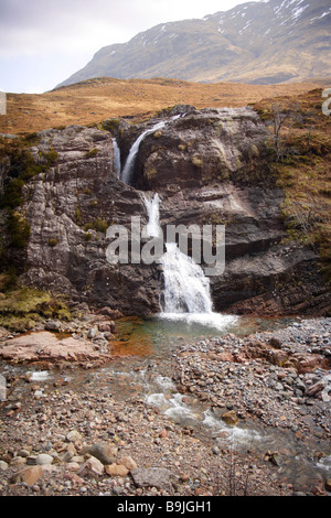 Ampio angolo di studio di una cascata in verticale. Foto Stock