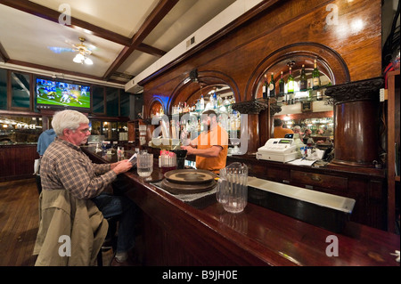 Interno di un bar tradizionale nel centro cittadino di Ashland, Oregon meridionale, nella costa occidentale degli Stati Uniti Foto Stock