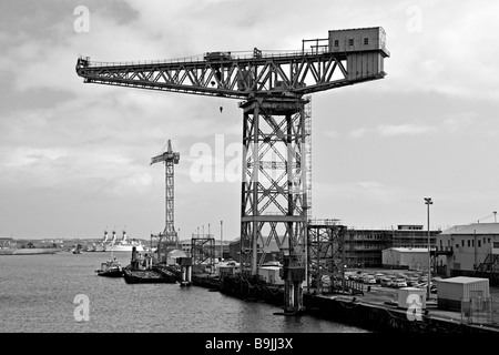 Una gru a Buccleuch Dock. Barrow-in-Furness, Cumbria, England, Regno Unito, Europa. Foto Stock