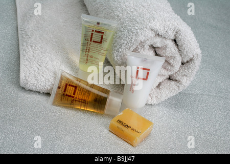 Hotel toiletries shampoo capelli corpo cosmetici prodotti flacon bellezza balneare condizionatore lozione gel prodotto prodotti doccia doccia Foto Stock