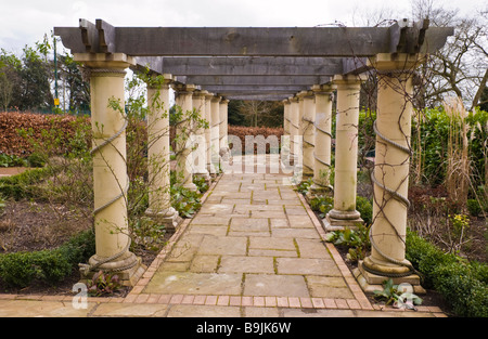 Giardino formale con pergola marciapiede in Belle Vue parco Vittoriano di un parco pubblico di Newport South Wales UK Foto Stock