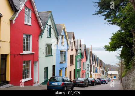 Un colorato fila di case conosciuto localmente come il mazzo di carte sono situati su una collina molto ripida in Cobh, nella contea di Cork, Irlanda Foto Stock