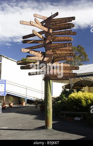 Un cartello indicatore visualizza le diverse distanze da altre città al grande cavallo a dondolo in Gumeracha nelle Colline di Adelaide Foto Stock