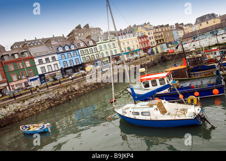 Barche da pesca in Cobh del porto con la città e San Colman's Cathedral in background, County Cork, Irlanda Foto Stock