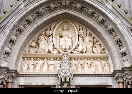 La scultura dettagliata dell'ingresso alla Cattedrale di San Colman's Cathedral di Cobh, nella contea di Cork, Irlanda Foto Stock