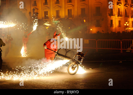 Fuochi d' artificio parade Nit de foc la notte del fuoco durante Las Fallas Festival di Valencia Spagna Foto Stock