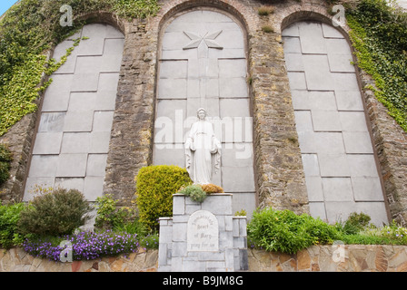 Statua di Santa Maria sul lungomare di Cobh, nella contea di Cork, Irlanda Foto Stock