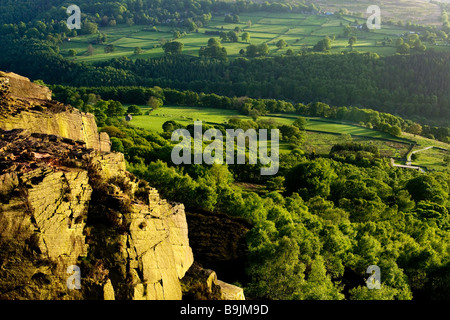 Luce della Sera sul fiume Derwent Valley dal bordo di macina nel Parco Nazionale di Peak District, Derbyshire Foto Stock