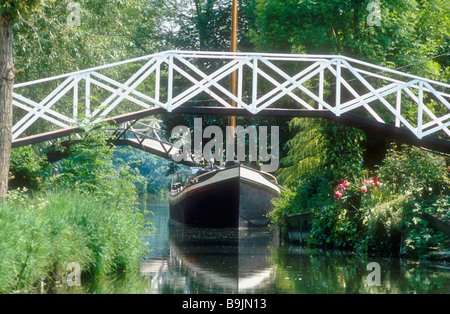 Un olandese chiatta ormeggiata sulla navigazione Kennet River Kennett Kennett Avon Canal Newbury Berkshire, Inghilterra Foto Stock