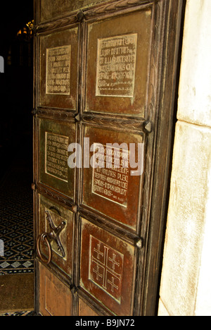 Riccamente intagliati latino scritta sulla porta di legno per la cappella della Flagellazione dove Cristo prese la croce sulla Via Dolorosa Foto Stock