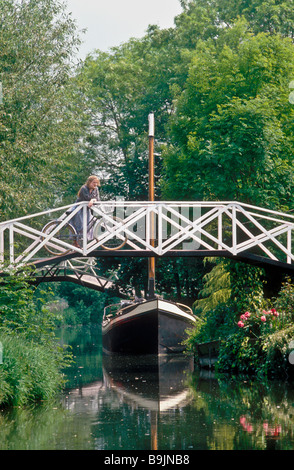 Un olandese chiatta ormeggiata sulla navigazione Kennet River Kennett Kennett Avon Canal Newbury Berkshire, Inghilterra Foto Stock