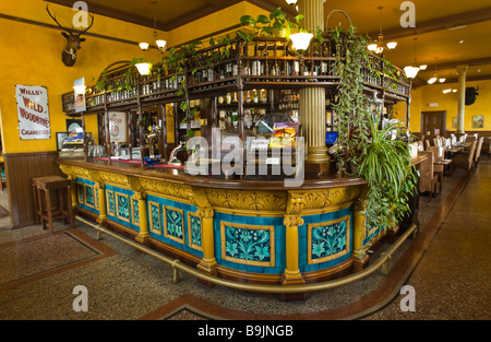 Victorian mattonelle bar e sala da pranzo in hotel Walerloo Pillgwenlly Newport South Wales UK Foto Stock