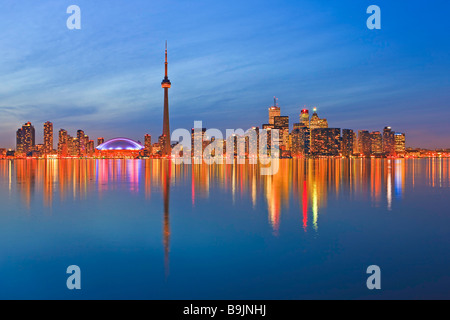 Toronto skyline della città visto al tramonto dal centro di Toronto Island Isole Lago Ontario Ontario Canada Foto Stock
