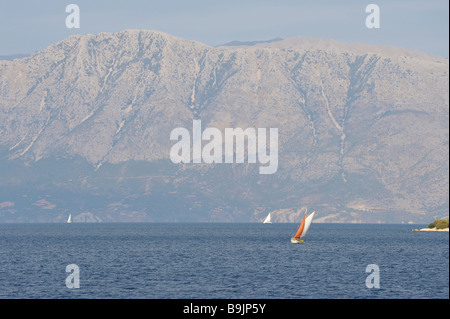 Vista in direzione di Cape Kefali sulla terraferma greca dall'isola di Lefkada. Foto Stock