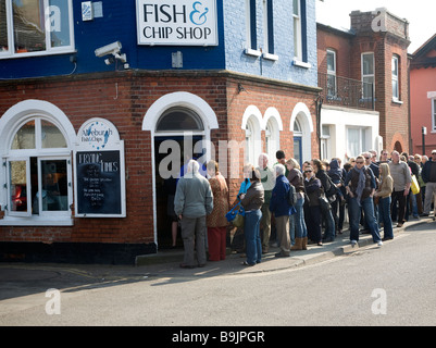 Coda davanti al famoso pesce e chip shop, Aldeburgh, Suffolk, Inghilterra Foto Stock