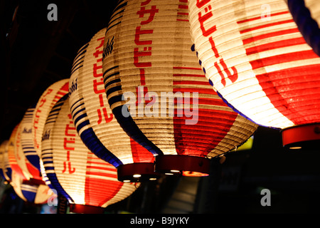 Immagine generica di lanterne di carta chouchin fuori da un bar a Tokyo Giappone Foto Stock