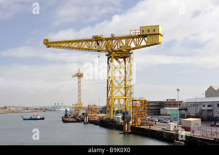 Una gru a Buccleuch Dock. Barrow-in-Furness, Cumbria, England, Regno Unito, Europa. Foto Stock