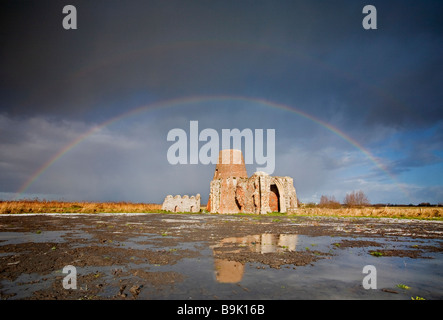 Un arcobaleno sopra i resti del rivellino al vecchio sito di St Benets Abbey su Norfolk Broads durante una tempesta. Foto Stock