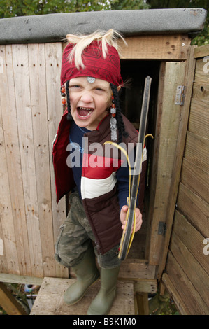 Ragazzo giovane essendo pirata Foto Stock