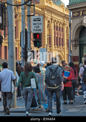 Attraversamento pedonale in Swanston Street con la Flinders Street Melbourne Victoria Australia Foto Stock