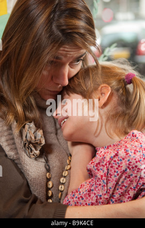 Madre figlia di conforto Foto Stock
