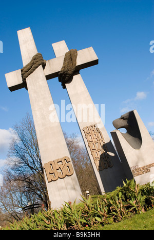 Twin croci del monumento a Poznan sollevazione di giugno 1956 commemorare le proteste contro il regime comunista sistema politico Foto Stock