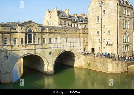 Lo storico Pulteney Bridge di Bath, Regno Unito, si estende lungo il fiume Avon con la sua iconica architettura georgiana e i pittoreschi archi, un famoso punto di riferimento del regno unito Foto Stock