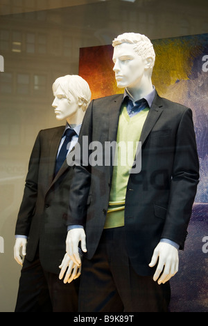 Manichini nel prossimo negozio di abbigliamento window display Manchester City Centre Regno Unito Foto Stock