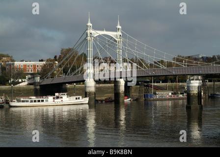 Albert Bridge, a Chelsea, Londra, Inghilterra, Regno Unito. Foto Stock