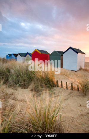 Drammatica la luce del mattino su Southwold Beach sulla costa di Suffolk Foto Stock