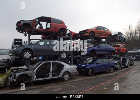 I rottami di automobili in un centro di riciclaggio, Opladen vicino a Leverkusen, Renania settentrionale-Vestfalia (Germania). Foto Stock