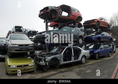 I rottami di automobili in un centro di riciclaggio, Opladen vicino a Leverkusen, Renania settentrionale-Vestfalia (Germania). Foto Stock