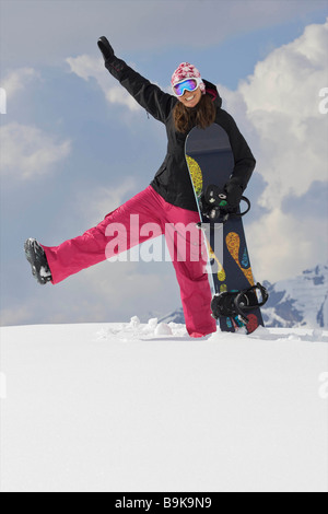 Snowboarder femminile giocando in giro per il Foto Stock