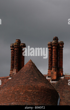 Tetto di Houghton Lodge Hampshire e piastrelle ornate alte ciminiere, Regency cottage in stile ornee Foto Stock